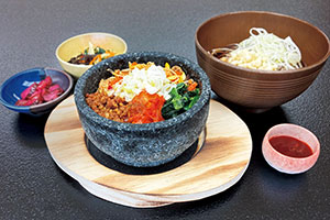写真：熱々！ミニ石焼ビビンバ(そば・うどん付き)