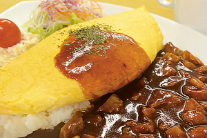 写真：牛すじデミのふわとろオムライス