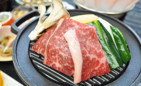 写真:道産牛を使った陶板焼き