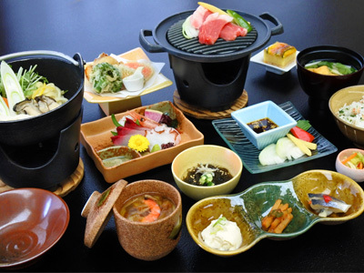 ☆公式サイトが一番お得☆湯量豊富な源泉かけ流しの湯を贅沢に♪夕食はお部屋食でのんびり（夕朝食付）